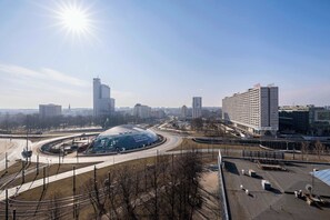 Un paisaje urbano con edificios modernos, un estadio grande y un intercambio de autopistas.