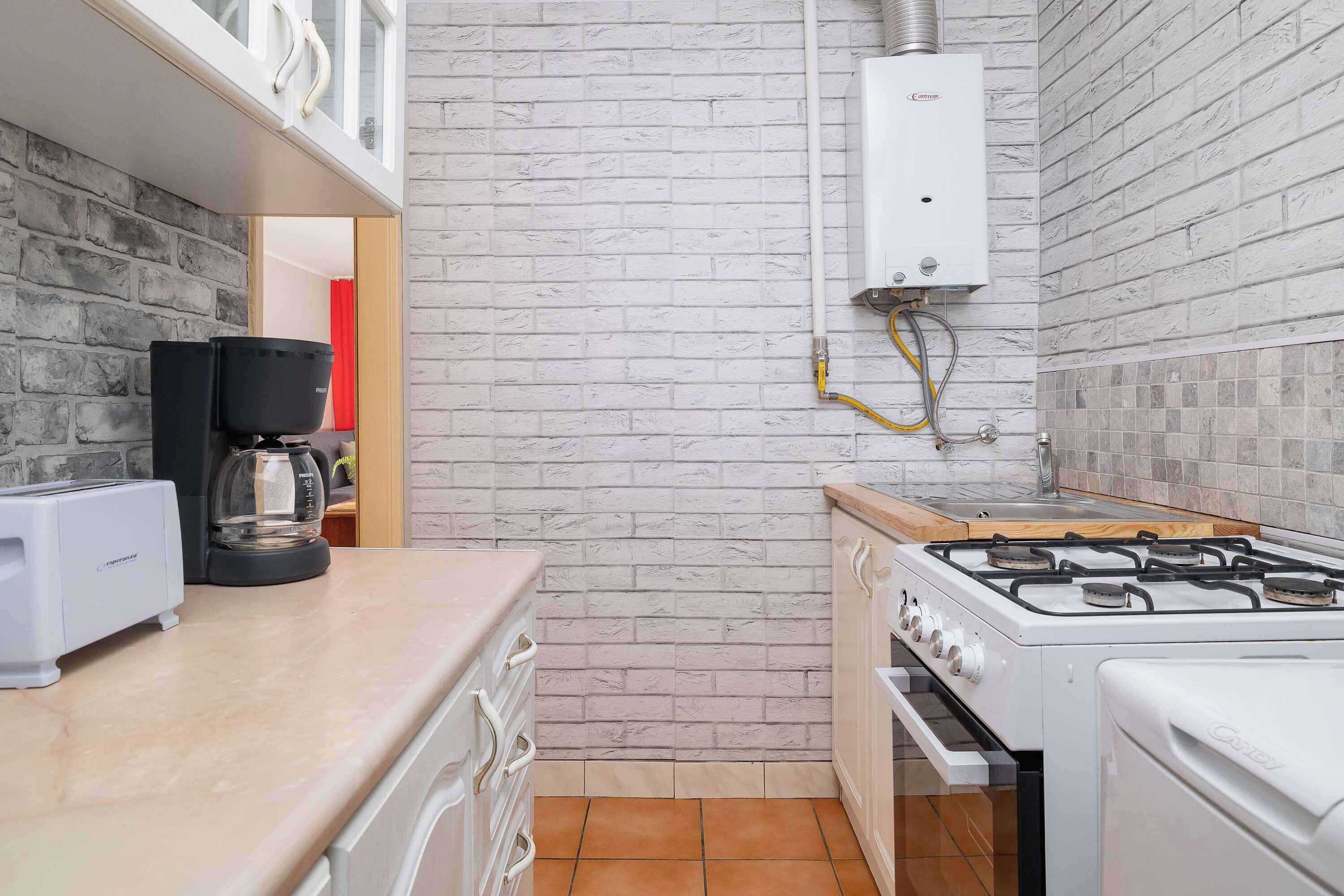 Cafetera o tetera, frigorífico, microondas y horno