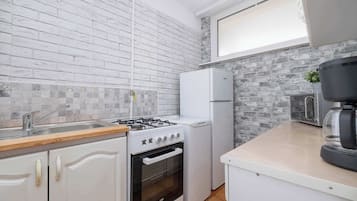 Jääkaappi, mikroaaltouuni, uuni, liesi