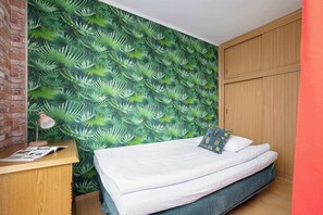 Een bureau, een strijkplank/strijkijzer, wifi, beddengoed