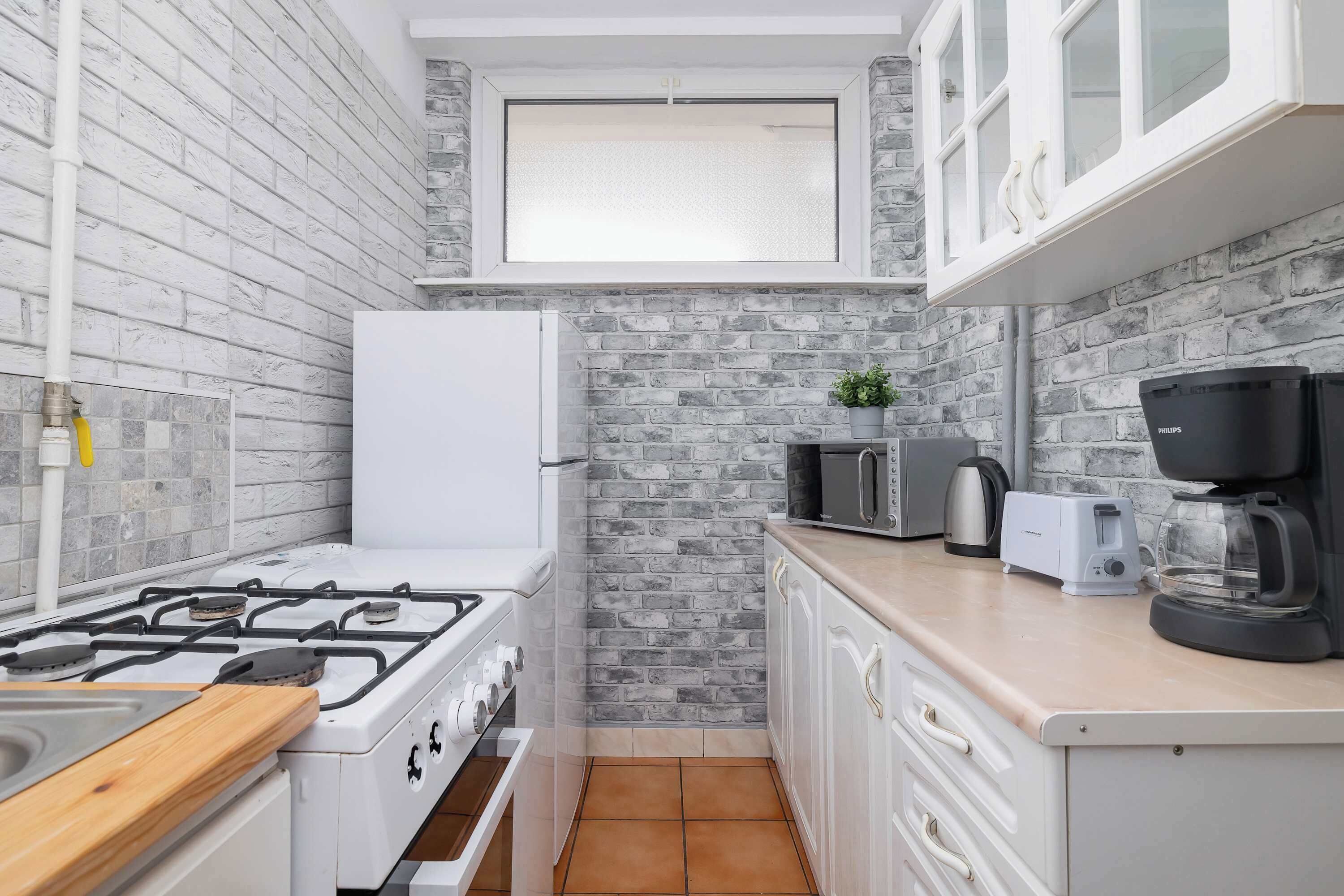 Kylskåp, mikrovågsugn, ugn och spishäll