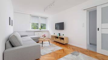 Una televisión, una oficina