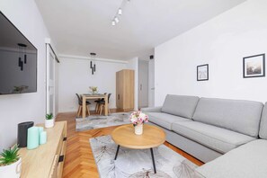 TV, offices - Classic Apartment Grazynskiego Katowice Near Spodek by Noclegi Renters (Katowice)