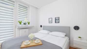 Tabla de planchar con plancha, wifi y ropa de cama