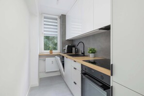 Fridge, oven, stovetop, dishwasher