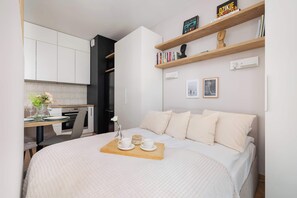 Iron/ironing board, WiFi, bed sheets
