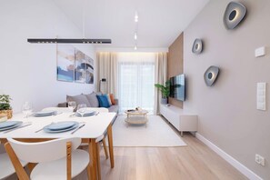 Televisión y oficina 