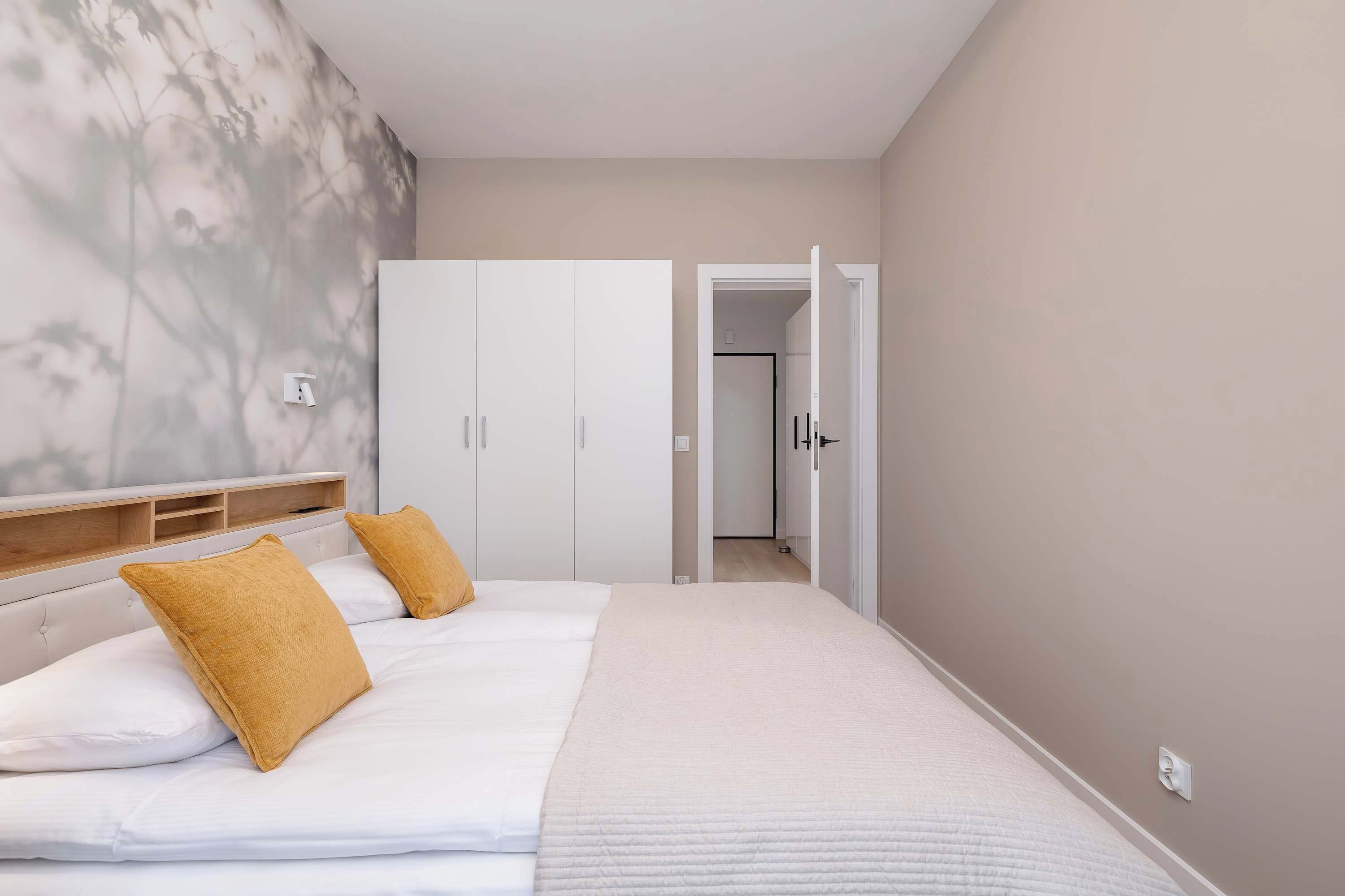 1 habitación, escritorio, tabla de planchar con plancha y cuna de viaje 