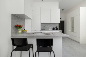 Frigorífico, horno, placa de cocina y lavavajillas