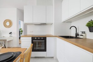 Fridge, oven, stovetop, dishwasher