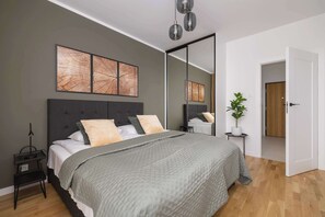 1 habitación, escritorio, tabla de planchar con plancha y cuna de viaje 