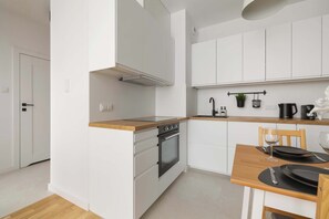 Fridge, oven, stovetop, dishwasher