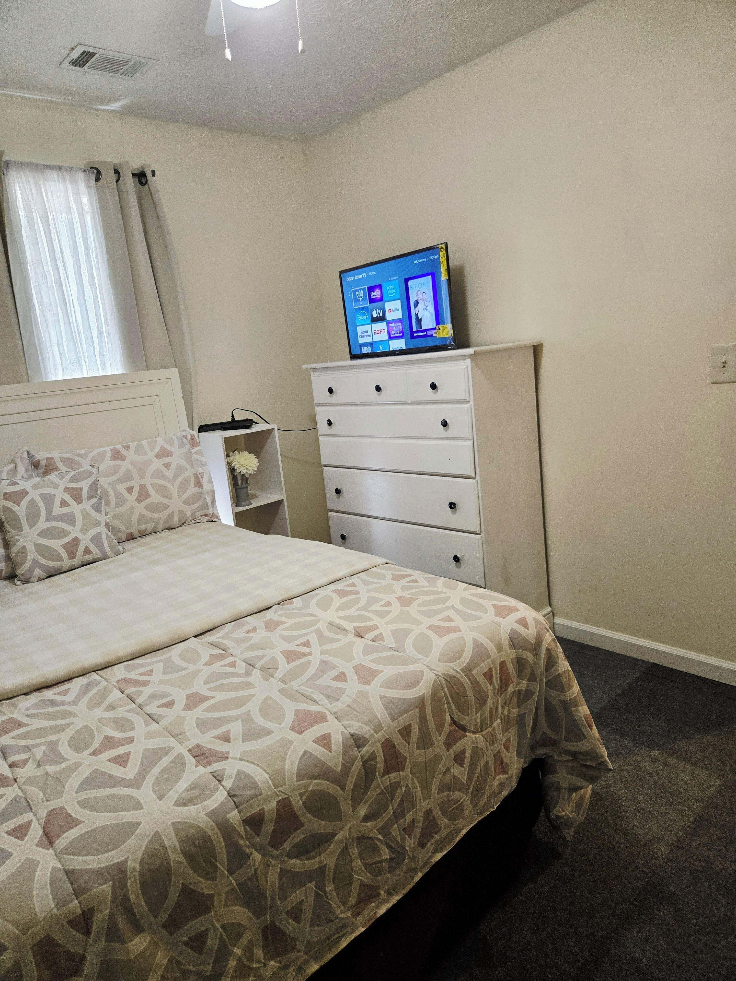 3 habitaciones, tabla de planchar con plancha, wifi y ropa de cama 