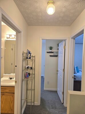 Secador de cabelo, toalhas de banho, sabonete, papel higiênico