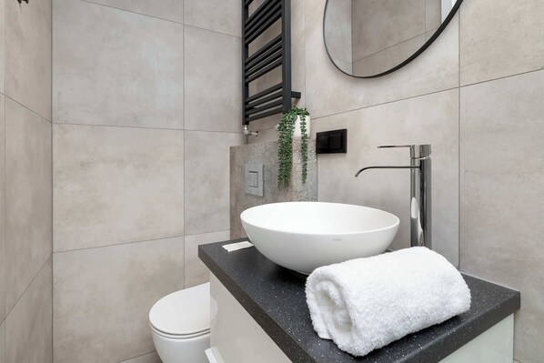 Dusche, Haartrockner, Handtücher, Shampoo