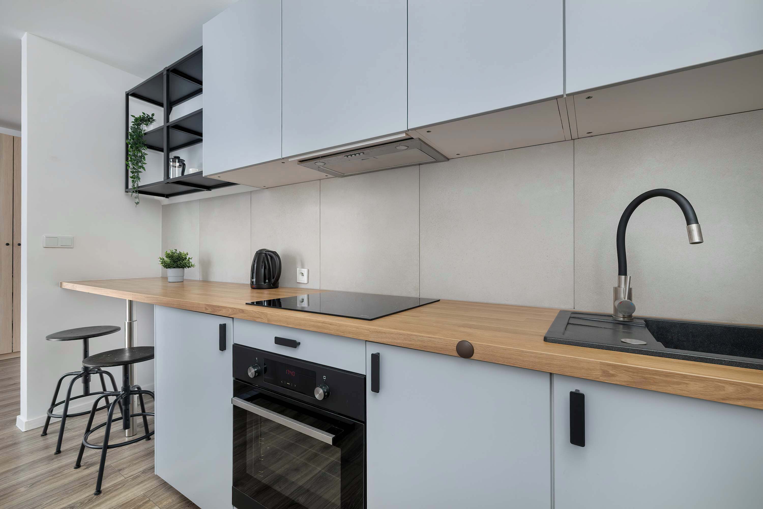 Fridge, oven, stovetop, cookware/dishes/utensils