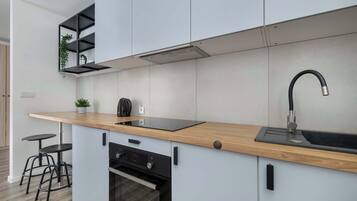 Fridge, oven, stovetop, cookware/dishes/utensils