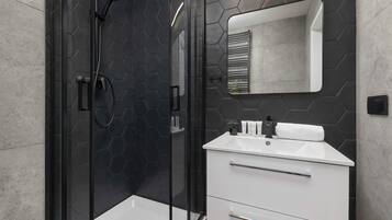 Douche, sèche-cheveux, serviettes fournies