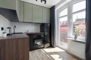 Fridge, oven, stovetop, cookware/dishes/utensils