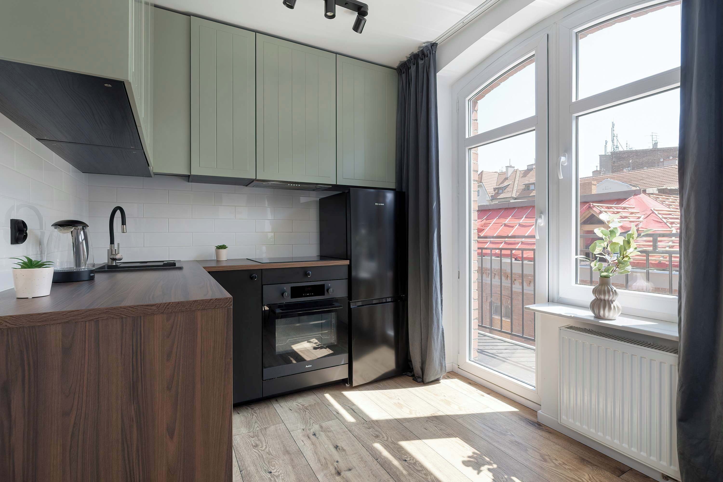 Kühlschrank, Ofen, Herdplatte, Kochgeschirr/Geschirr/Besteck