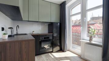 Frigorífico, horno, placa de cocina y utensilios de cocina