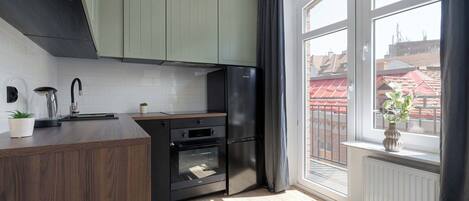 Fridge, oven, stovetop, cookware/dishes/utensils