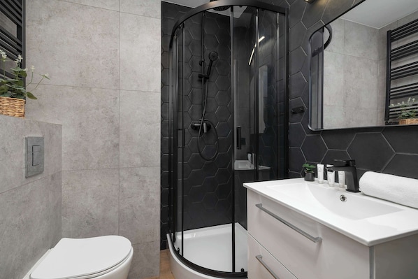 Shower, hair dryer, towels, shampoo