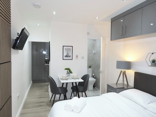 Appartement, 1 slaapkamer | Een strijkplank/strijkijzer, gratis wifi