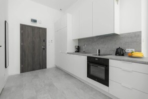 Frigorífico, horno, placa de cocina y lavavajillas