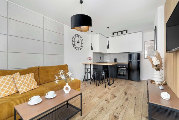 تلفزيون، مدفأة، مكتب