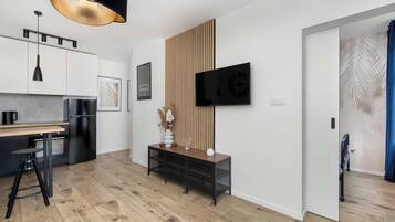 Kühlschrank, Ofen, Herdplatte, Kochgeschirr/Geschirr/Besteck