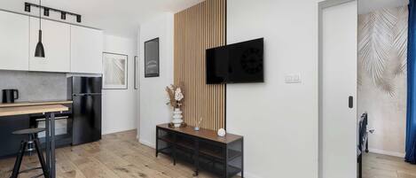 Fridge, oven, stovetop, cookware/dishes/utensils