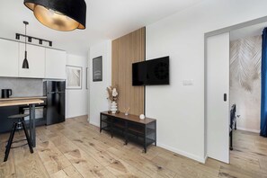 Kjøleskap, ovn, kokeplater og kjøkkenutstyr