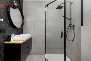 Een douche, een haardroger, handdoeken, shampoo