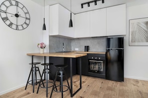 Fridge, oven, stovetop, electric kettle