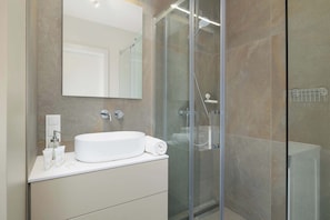 Shower, hair dryer, towels, shampoo