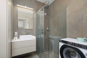 Dusche, Haartrockner, Handtücher, Shampoo