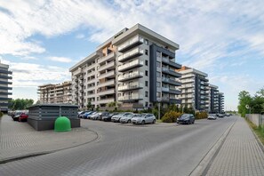 Exterior - Velvet Apartment with Balcony in Rzeszow by Noclegi Renters (Rzeszów)