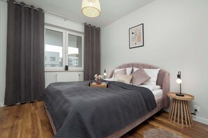 1 habitación, tabla de planchar con plancha, cuna de viaje y wifi 