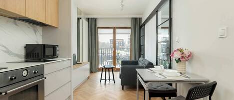 Kylskåp, mikrovågsugn, ugn och spishäll