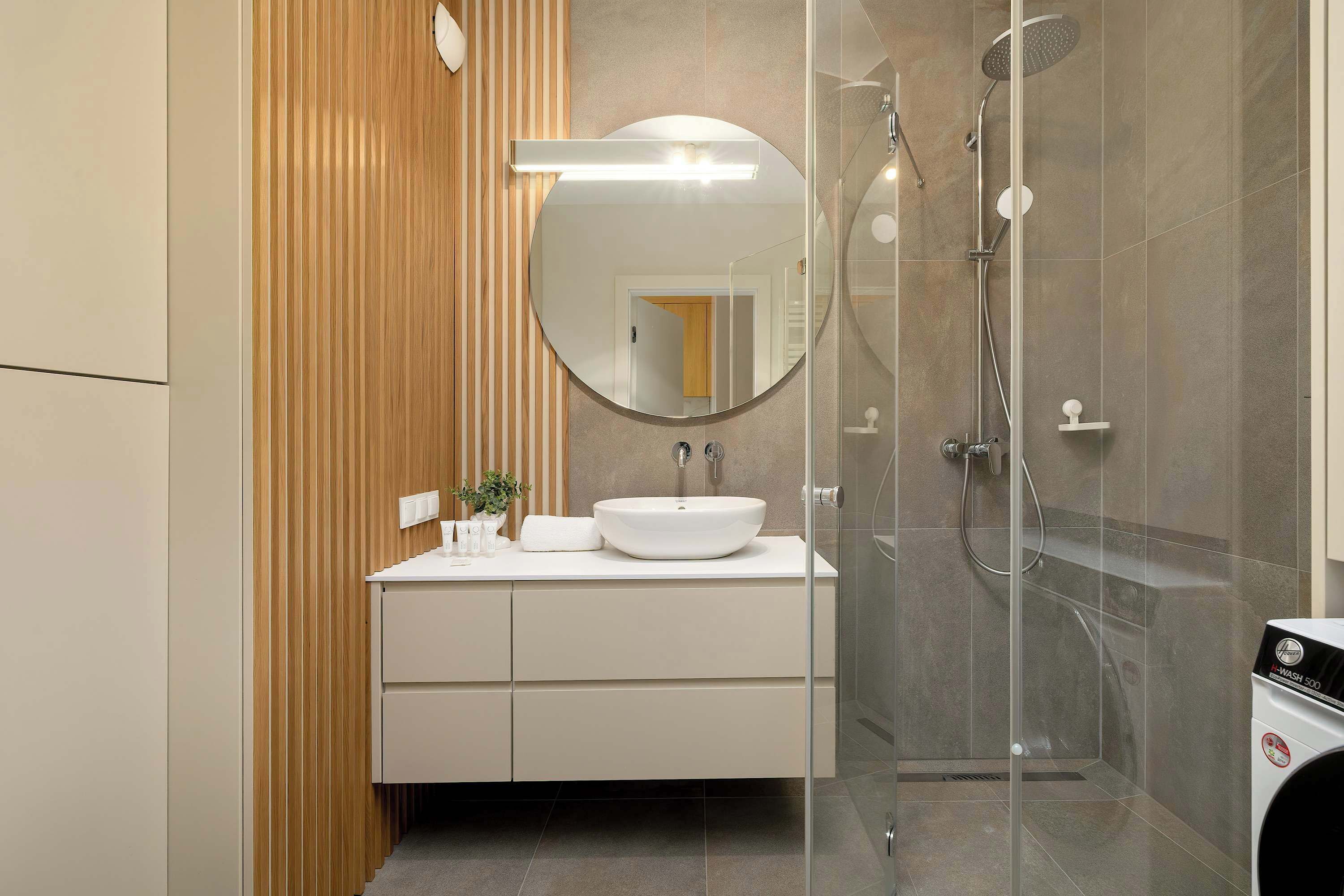 Douche, séchoir à cheveux, serviettes fournies, shampooing