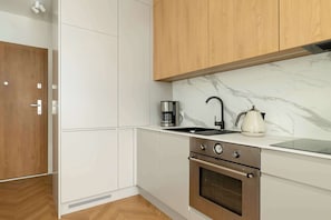 Fridge, microwave, oven, stovetop - Comfortable Studio | Balcony and Private Parking (Katowice)