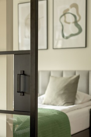 Iron/ironing board, WiFi, bed sheets