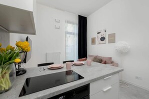 Fridge, oven, stovetop, dishwasher