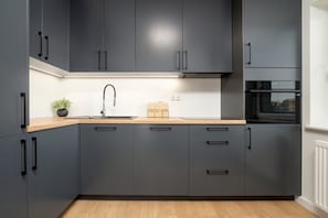 Réfrigérateur, un four, surface de cuisson, lave-vaisselle