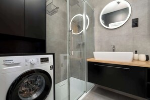 Een douche, een haardroger, handdoeken, shampoo