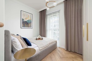 Iron/ironing board, WiFi, bed sheets