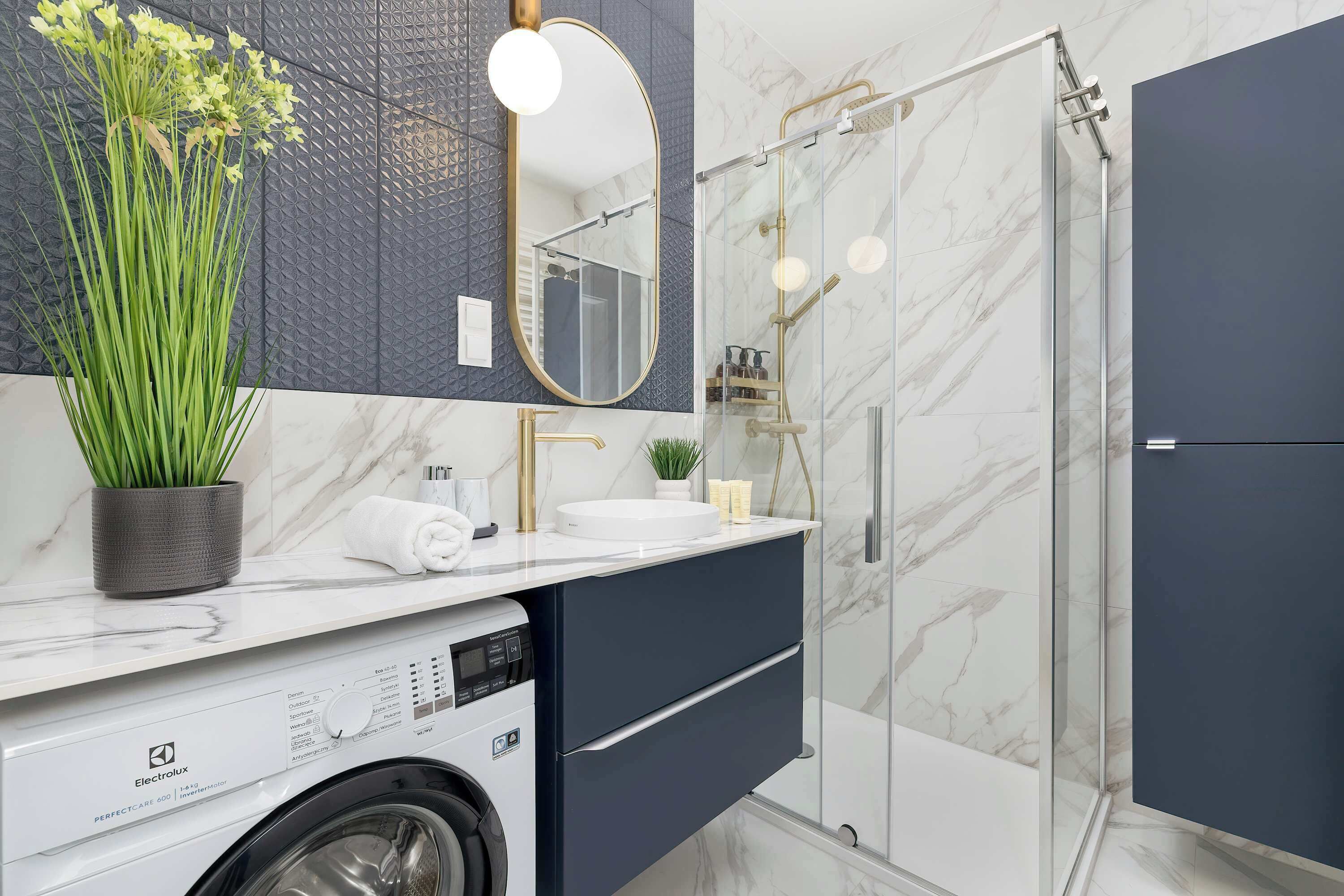 Shower, hair dryer, towels, shampoo
