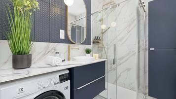 Shower, hair dryer, towels, shampoo
