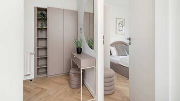 1 habitación, tabla de planchar con plancha, wifi y ropa de cama